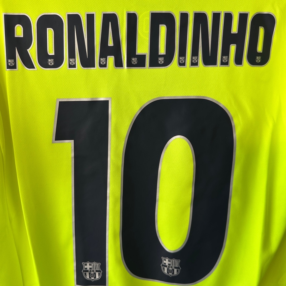 Barcelona Ronaldinho 2005/06 Soccer Jersey Yellow - Picture 5 of 6